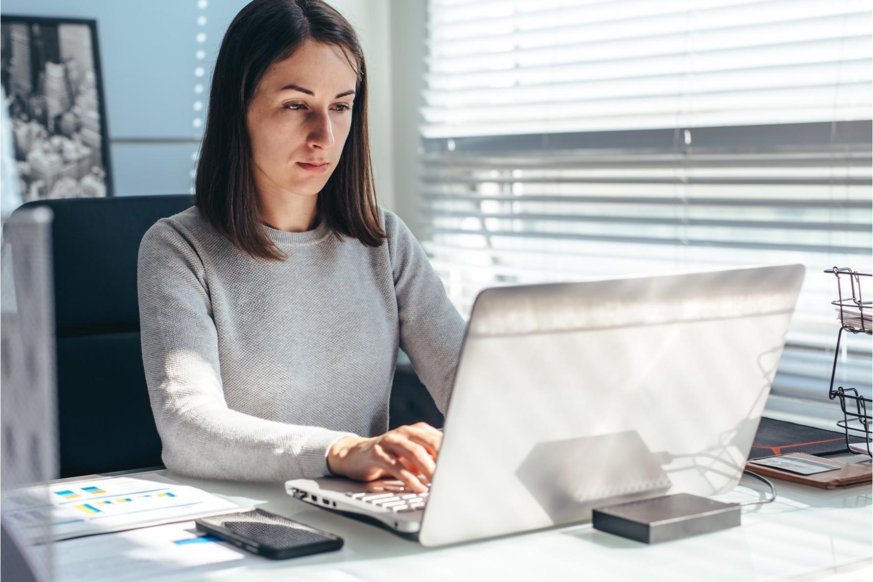 Professionista che analizza priorità di bilancio e pianificazione finanziaria